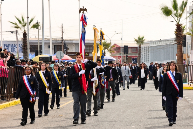 Brillante desfile en honor a las Glorias Navales