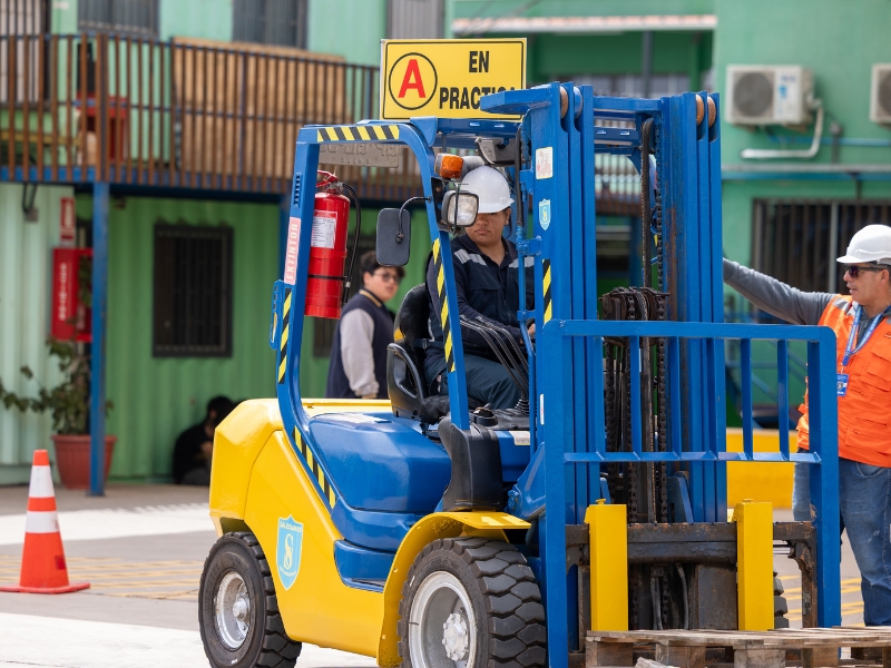 Estudiantes de Logística fortalecen sus competencias con curso de Grúa Horquilla