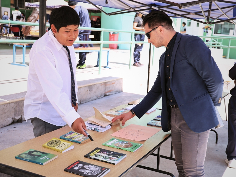 Estudiantes dan nueva vida a libros viejos y aprenden sobre el cuidado del medio ambiente