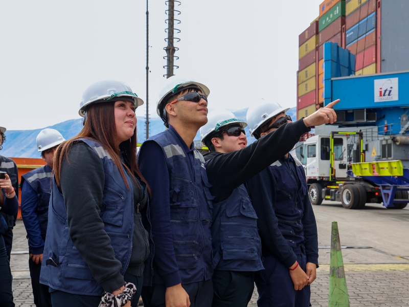 Aprender desde la experiencia: estudiantes de Administración Logística conocen el funcionamiento del Puerto de Iquique