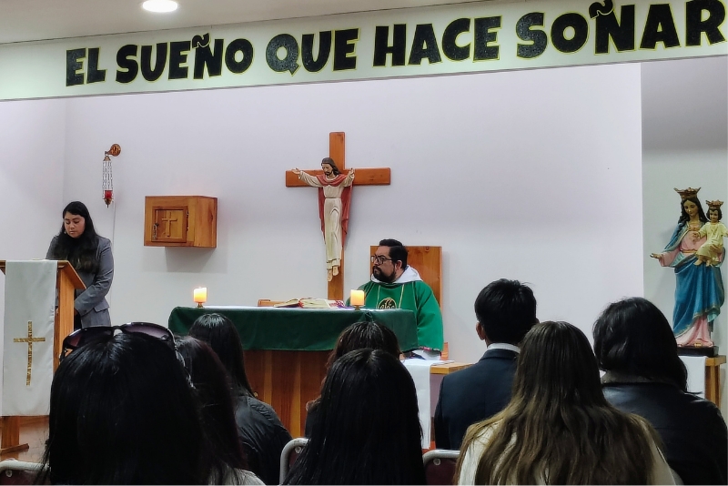 Trece Estudiantes de Enseñanza Media Avanzan en su Camino Espiritual